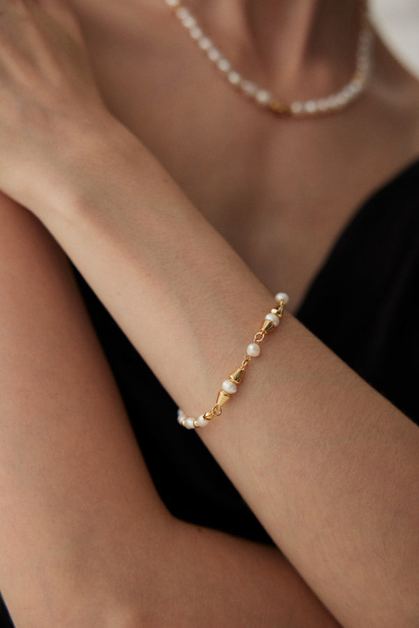 Melody Pearl Bracelet with Gold Beaded